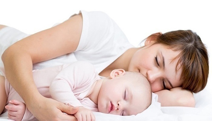Để trẻ sơ sinh nằm điều hòa nên lưu ý